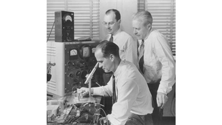 Die Erfinder des Transistors John Bardeen, Walter Houser Brattain und William Bradford Shockley.
