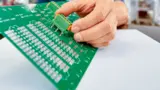 Direkt-Steckverbinder: der SDC 2,5 benötigt keine Grundleiste – er wird direkt von Hand in verzinnte, durchkontaktierte Bohrlöcher gesteckt.