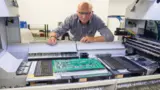 „Wir fertigen vor allem technologisch herausfordernde, oft beidseitig bestückte Baugruppen mit beispielsweise 1500 Bauteilen“, gibt Geschäftsführer Klaus-Ulrich Ramlow einen Einblick in das Unternehmen Ramlow electronic.