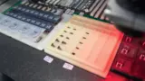 Die Mitarbeiter bei Ramlow waren sehr kreativ und sorgten mit eigenen Konstruktionen für die maschinelle Verarbeitung auch von Einzelbauteilen.
