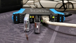 Ethernet- und USB-I/O sind stabil und unnachgiebig gelagert, die USB-Geräte lassen sich ohne Wiederstand oder Wobbelbewegung einstecken. Die Stromversorgung und der Anschluss einer Last erfolgt über Schraubklemmen. Erste ist zur erhöhten Ausfallsiche