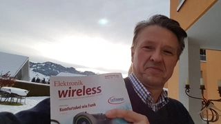 Helmut Adamski, CEO der IP500-Alliance. Im Hintergrund das Hoch-Ybrig-Gebirge mit dem 2300 m hohen Druesberg.