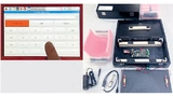  Display mit integriertem haptischen Feedback (a) und Haptivity-Starterkit mit zwei Piezoaktuatoren, Ansteuerplatine und Software für HMIs und Automotive-Displays (b). 