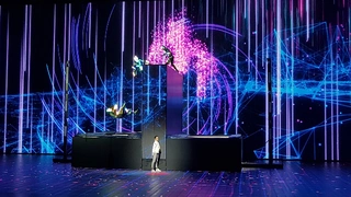 Musik und Daten: zum Warm-up eine spektakuläre Show leutet die Intel-Keynote ein.
