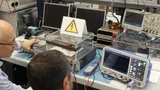 Bild 34: Die Panasonic-Leistungselektronik-Experten Klaus Reinmuth und Marco Panizza testen RTM3004 an ihrer experimentellen GaN-Platine.
