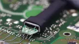 Kontaktierung einer Highspeed-Schnittstelle mittels angelötetem Tip-Modul R&S RT-ZMA10.