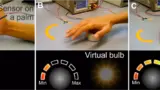 Abhängig von den Feldern eines Permanentmagneten werden die Bewegung und die Position der Hand, auf der der Sensor wie eine zweite Haut aufgebracht ist, auf eine virtuelle Skala übertragen, was wiederum die Lichtintensität kontrolliert. 