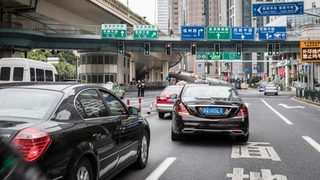 Nach dem Start in Deutschland war das Erprobungsfahrzeug, das auf der neuen Serien-Limousine der S‑Klasse basiert, im Oktober bei automatisierten Testfahrten im dichten Verkehr und mit den landesspezifischen Besonderheiten in der chinesischen Million