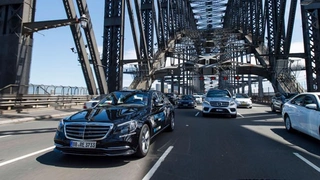 Nach Deutschland und China stellt sich das Erprobungsfahrzeug bei der dritten Etappe den australischen Eigenheiten auf Landstraßen, Autobahnen und in der Metropole Melbourne. Der Fokus der Testfahrten liegt dabei auf der Validierung des digitalen Kar