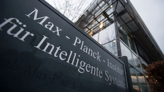 Ein Schild weist auf das Max-Planck-Institut für Intelligente Systeme hin. 