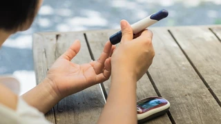 Immer mehr Wearables kommunizieren mit anderen mobilen Geräten. Das kostet Strom.