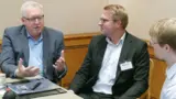 „Entwickler heute suchen nach Testmethoden für ganz bestimmte Anwendungsfälle“. Tektronix-Geschäftsführer Patrick Byrne (links) und Sales Manager Michael Ewald (Mitte) mit Markus Haller, Elektronik-Redakteur.
