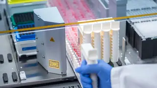 Beim Schweizer Labortechnik-Hersteller Tecan kommt der Barcodeleser unter anderem bei Fluent-Plattform zum Einsatz.