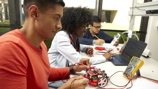 Studenten lernen das Robotik-System kennen