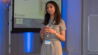 Syreeta Bath, technische Spezialistin für die Fahrzeugnetzwerk-Kommunikation bei Jaguar Land Rover führte nicht nur charmant, sondern mit einem tiefen Know-how durch die Veranstaltung.