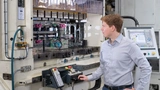 Hannes Weiss am Stanzautomaten der TUM