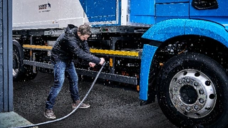 Anschluss des Ladekabels am eActros