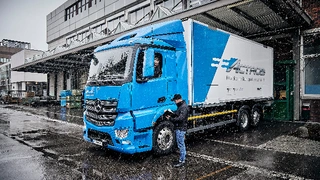 eActros bei der Anlieferung