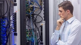 Ein Techniker im Server-Raum eines Rechenzentrums