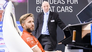 Nick Heidfled am Renesas-Stand