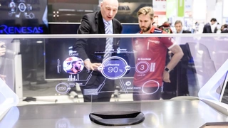 Nick Heidfled am Renesas-Stand