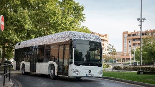Der elektrisch angetriebene Stadtbus Citaro im innerstädtischen Verkehr