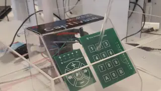 Gerade in der Medizintechnik müssen Touchscreens einiges aushalten. Wasser, wie am Stand von Texas Instruments zu sehen, ist da mitunter die geringste Hürde. Mit den MSP430-Mikrocontrollern mit CapTIvate-Touch-Technologie lassen sich auch Anwendungen