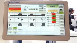 In Eigenregie: Data Modul zeigte in Nürnberg darüber hinaus eine breite Palette an Displays und Touchscreens. Die Medizin-Panels (Bild) werden In house mit einem chemisch gehärteten, 3 mm Frontglas OCA gebondet. Die Monitoroberfläche ist leicht zu re