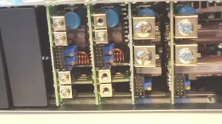 Es stehen bis zu 16 Ausgänge zur Verfügung – mit Nennspannungen zwischen 2,8 V und 52,8 V. Neben den Leistungsmodulen für die Ausgänge steht optional auch ein Standby/Signal-Modul zur Verfügung, das bis zu zwei Hilfsspannungen bereitstellt (5 V und 1