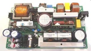 Die Netzteile der XMS500-Serie (ebenfalls TDK Lambda) haben die Sicherheitszulassung gemäß IEC/EN/ES 60601-1 und IEC/EN/UL 60950-1 und tragen das CE-Zeichen gemäß Niederspannungsrichtlinie und RoHS2-Richtlinie. Die Störaussendung entspricht EN 55011,
