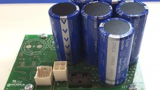 Die Supercap-Batteriepacks BP-SUC-1011/1020/1615/2120 dienen als Speichermedien für die DC-USV UPSI-1208/2406. Die Electric double-layer capacitors (EDLC) zeichnen sich durch einen weiten Einsatztemperaturbereich von -20…+70 °C aus. Mit einer hohen E