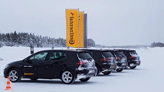 In vier Volkswagen Golf konnte die Presse unterschiedliche ABS-Generationen im Zusammenspiel mit verschiedenen Reifen testen, u.a. auch das neue ABS3.