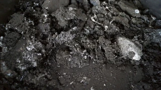Abfallerzeuger sind laut Kreislaufwirtschaftsgesetz auch für ihre Lotabfälle haftbar, wenn ein Dritter diese unsachgemäß entsorgt.