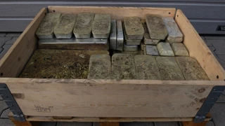 Baugruppenfertiger müssen deshalb beim Umgang mit Abfällen beachten, die Altlote sortenrein zu trennen.  Zwar ist es möglich, einfach alle Lotabfälle zu mischen, aber das ist weder ökonomisch noch ökologisch vernünftig, weil es die Wiederaufbereitung