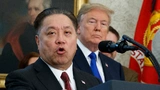 Hier hört US-Präsident Donald Trump Hock Tan, dem CEO von Broadcom, spricht auf einer Veranstaltung im Weißen Haus in Washington noch wohlgelaunt zu. Jetzt hat er die geplante 146- Milliarden-Dollar Übernahme von Qualcomm gestoppt, weil er dadurch di
