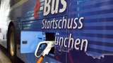 An Ladesäule angeschlossener E-Bus