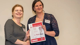 Bianca Aichinger von Recom freut sich über den 3. Platz in der Kategorie Stromversorgungen.