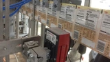 Die Smart Camera LSIS 462i von Leuze electronic im IP67-Gehäuse bei der Referenzcodeprüfung