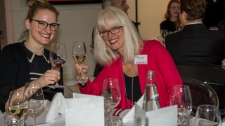 Sonja Winkler, Elektronik, fachsimpelt mit Corrine Zeller von Texas Instruments über digitales Marketing.