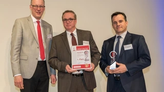 And the winner is: Mathworks – in der Kategorie Software-Entwicklungstools. Darüber freuen sich Philipp Diebenbusch (mi.) und Dr. Frank Graeber (re.) mit Joachim Kroll (li.) von der Elektronik.