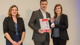Für Bosch Sensortec nahmen Silvia Mayer (re.) und Dr. Thomas Block einen ersten Preis in der Kategorie Sensorik von Paulina Würth entgegen.