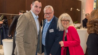 Farbenfrohes Gespann: Sonja Winkler von Elektronik schmeißt sich an Wolfgang Weber und Manuel Murer (li.) von EKF Elektronik ran.