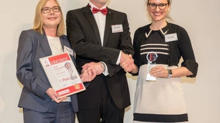 Doppelter Handschlag: Harry Schubert hat die Auszeichnungen für einen ersten Platz unter den „Aktiven Bauelementen“ an Anke Pickhardt und Corrine Zeller von Texas Instruments übergeben.