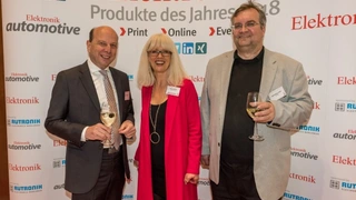 Zwei Herren mit „Power“: Bernhard Erdl von Puls und Wolf-Dieter Roth von HYLINE Power nehmen Sonja Winkler, Elektronik, in die Mitte.
