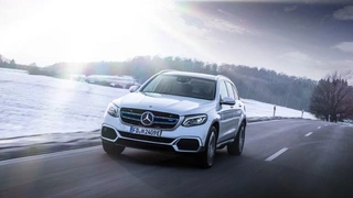 Das Vorserienmodell des neuen Mercedes-Benz GLC F-Cell – neben Wasserstoff wird die rein elektrische Variante des SUV auch Strom »tanken«.