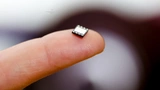 eSIM von Infineon auf Fingerspitze