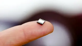 Die eSIM funktioniert ähnlich wie eine SIM-Karte bei Mobiltelefonen. Sie ist jedoch deutlich kleiner und robuster.
