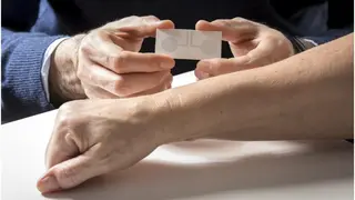 Die Tattoo-Elektroden werden wie temporäre Abziehbilder auf die Haut geklebt und sind kaum spürbar.