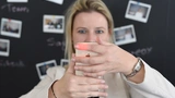 Im Selbstversuch: COO Bieke Van Gorp zeigt, wie die Messung via Smartphone funktioniert.
