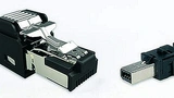 Bild 5. Der zweireihige Mini I/O (rechte Bildhälfte; Raster 1,27 mm) ist viel kleiner als der RJ45 (links mit dem Raster 1,016 mm). 